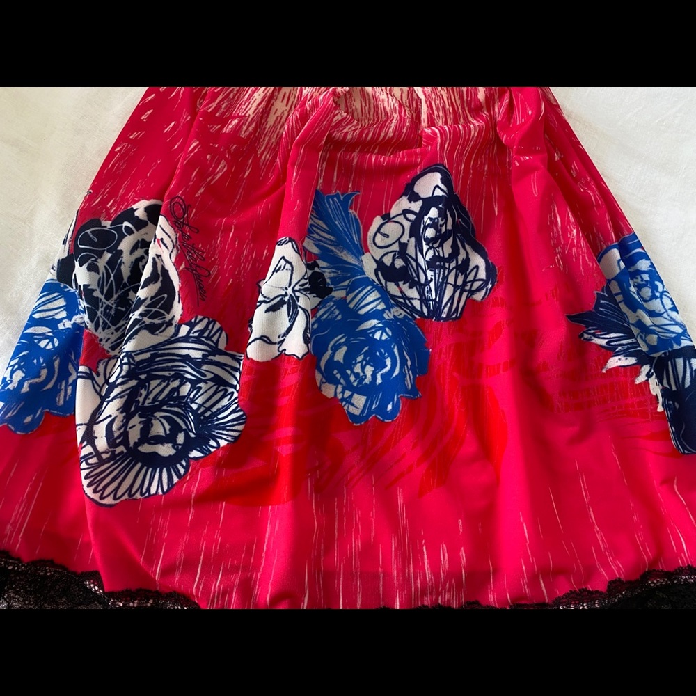 Save The Queen Top 👚 - Picture 3 of 7